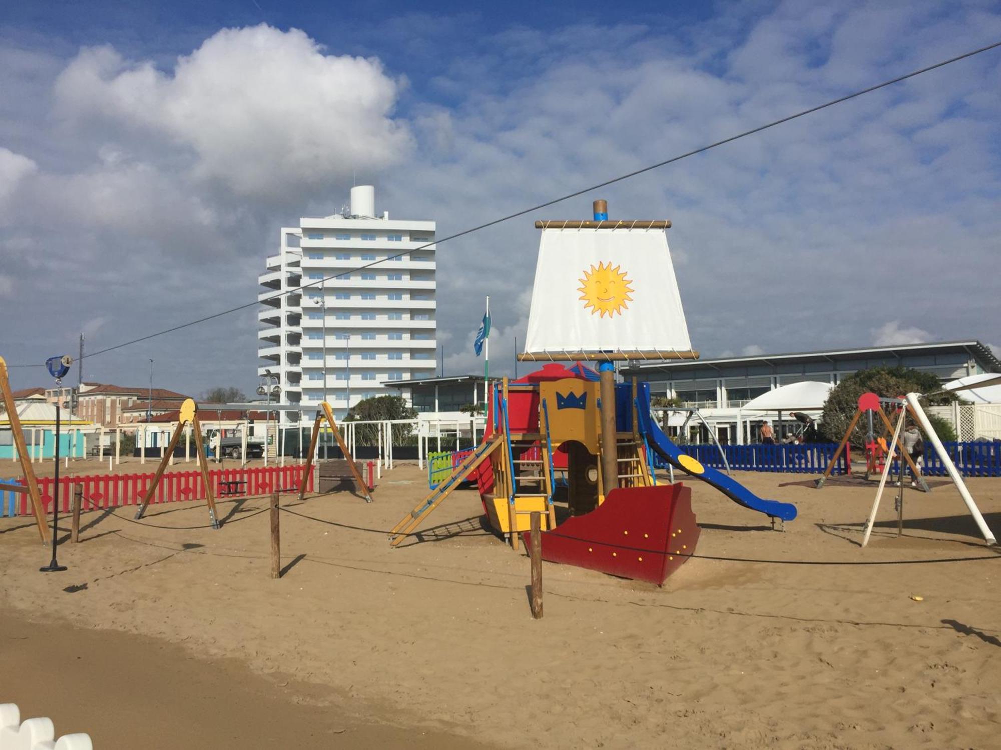 Beach Palace With Small Swimming Pool, Private Beach, Parking Lido di Jesolo Kültér fotó