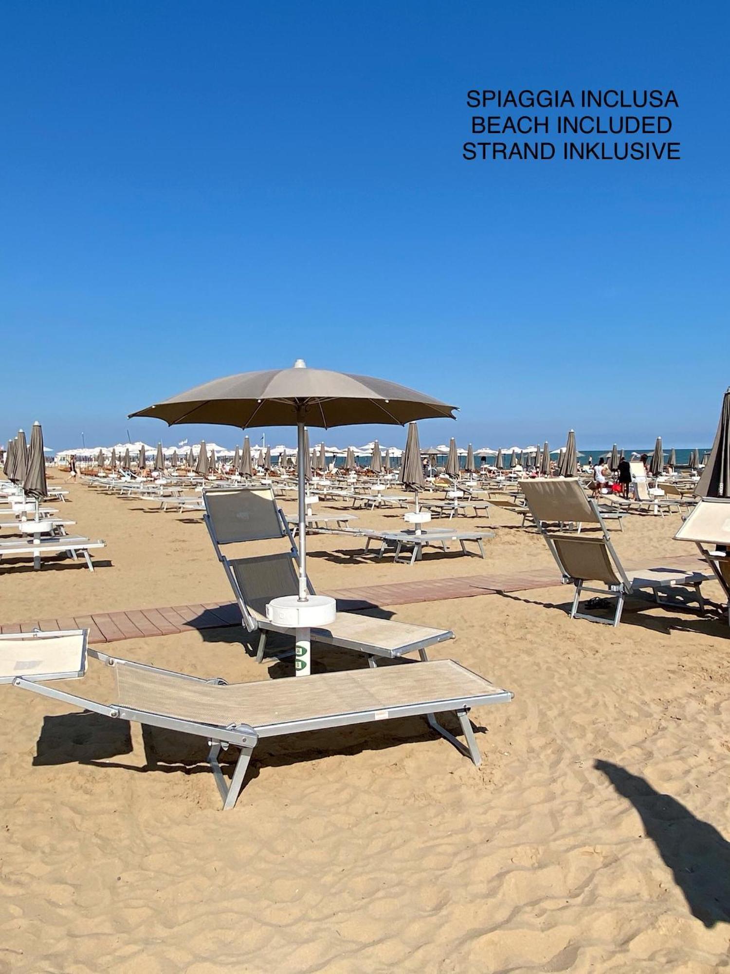 Beach Palace With Small Swimming Pool, Private Beach, Parking Lido di Jesolo Kültér fotó